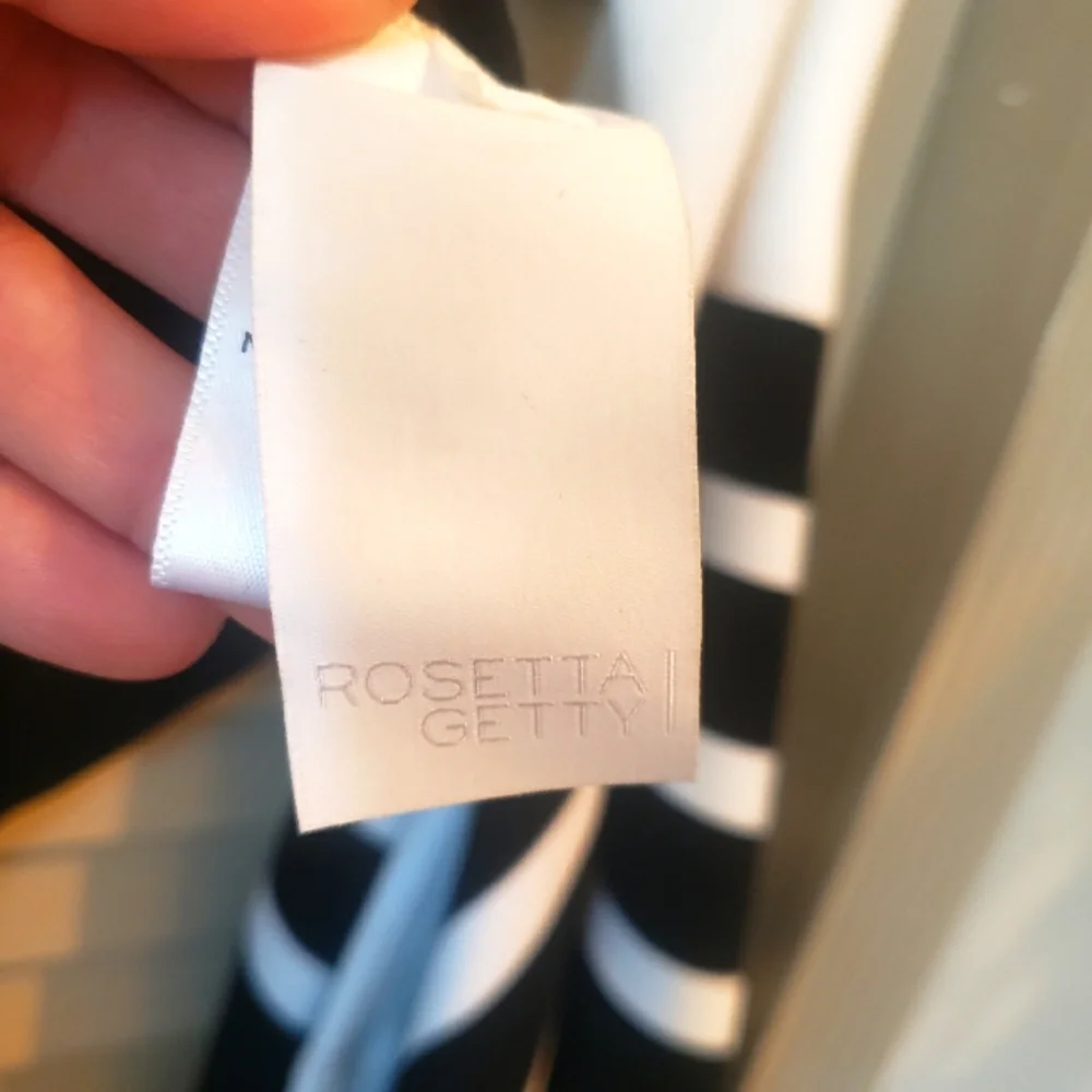 🌱 Rosetta Getty Off the Shoulder Crop Top Black White Stripe Sz 0/XS - Picture 8 of 9